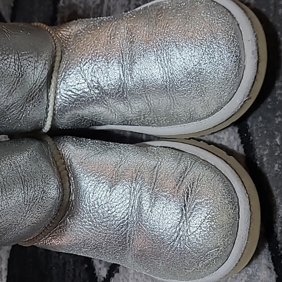 UGG LIMITED EDITION METALLIC SLIVER BAILEY BUTTON CLASSIC SHORT BOOTS - Picture 5 of 16